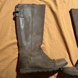Excellent condition sorel boots. Worn maybe 5-10 times